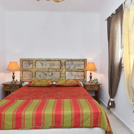 Yria Paros