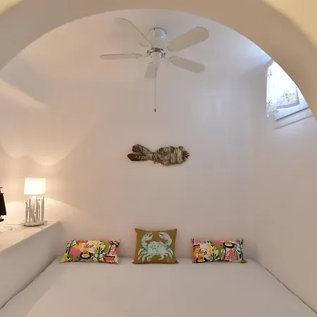 Yria Paros *